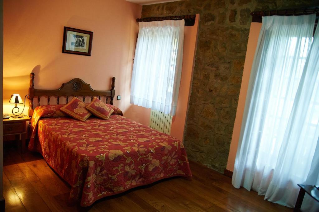 Hotel Los Angeles Santillana del Mar Rum bild